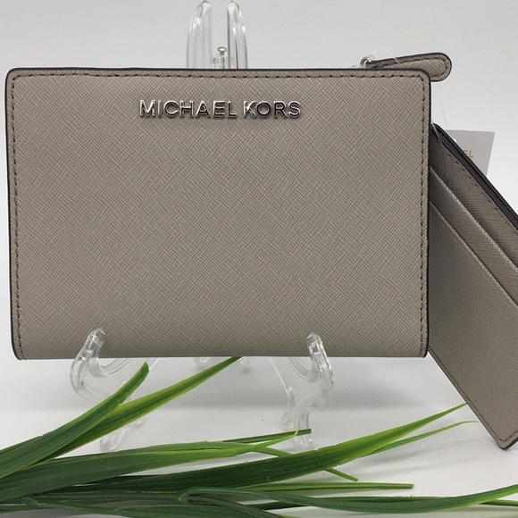 Michael Kors Handbags - Michael Kors Jet Set Travel MD Card CSE Carryall